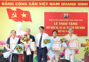 Đảng bộ khối Doanh nghiệp quận Thanh Xuân: Trao tặng Huy hiệu Đảng cho 11 Đảng viên