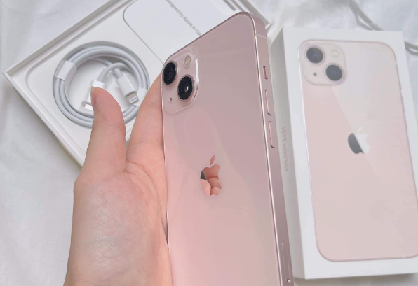 Giá iPhone 13 tiếp đà giảm mạnh: Quà tặng phái đẹp dịp 20/10 