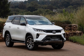 Giá lăn bánh Toyota Fortuner về mức "dễ thở": Sẵn sàng "lấn át" mọi đối thủ