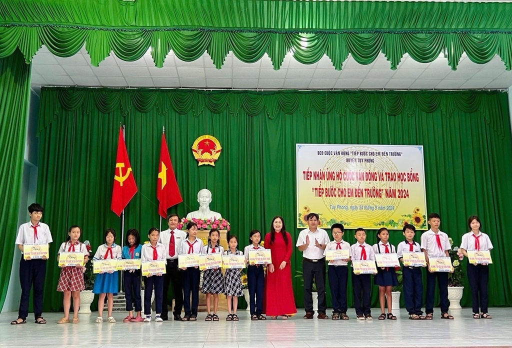 Ông Trần Ngọc Hưởng - Đảng ủy viên, Phó Giám đốc, Chủ tịch Công đoàn NĐVT4 trao các suất học bổng cho các em học sinh tại chương trình