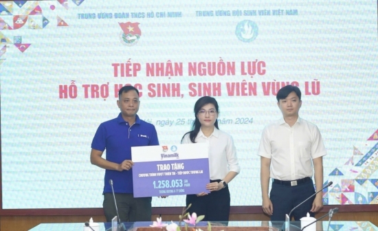 Chương trình “Vượt thiên tai – Tiếp bước tương lai” của Vinamilk vượt cam kết 1,2 triệu sản phẩm cho học sinh vùng bão lũ