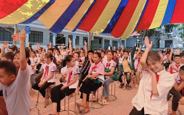 Công ty Luật Hợp danh The Light tuyên truyền pháp luật, trao quà cho học sinh khó khăn tại Hòa Bình