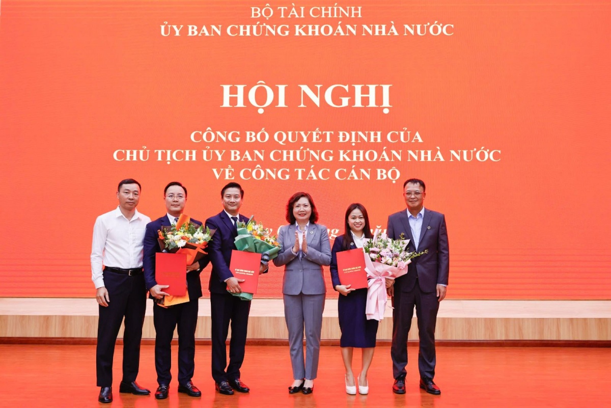 Đại diện Lãnh đạo Đảng ủy, UBCKNN tặng hoa chúc mừng các tân Vụ trưởng, Chánh Văn phòng