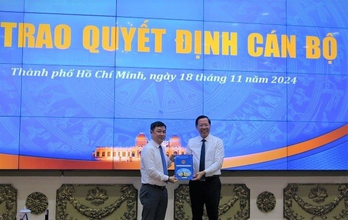 Chủ tịch UBND TP.Hồ Chí Minh Phan Văn Mãi trao quyết định cho ông Trương Tuấn Anh (Ảnh: HCM CityWeb)