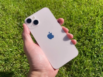 iPhone 13 giảm giá kỷ lục sau Tết khiến dân tình mừng như "trẩy hội"