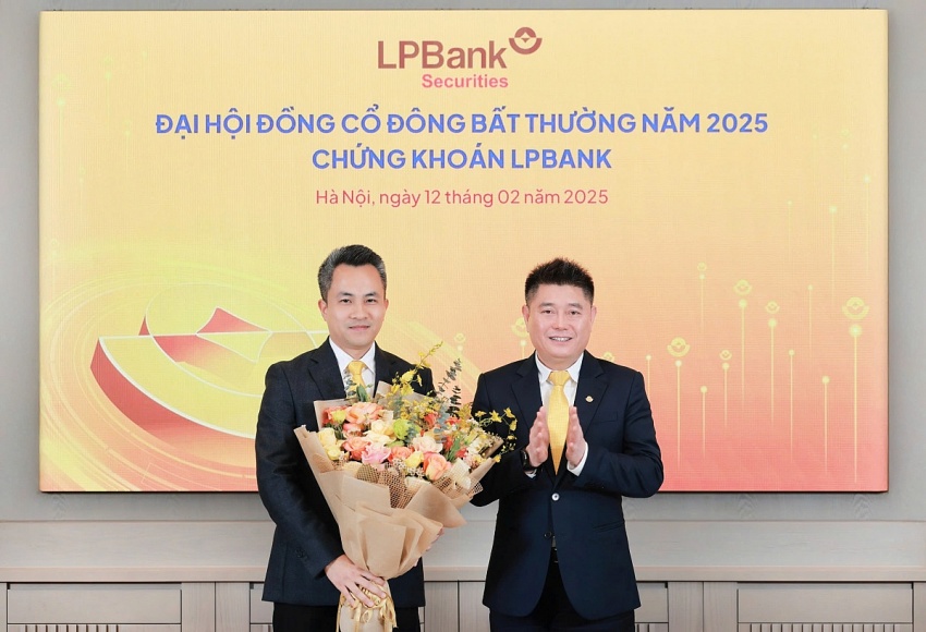 Ông Nguyễn Đức Thụy, Chủ tịch HĐQT LPBank (phải) – đại diện vốn góp tại LPBS tặng hoa chúc mừng ông Nguyễn Duy Khoa, Tân Chủ tịch HĐQT LPBS