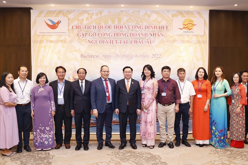 Chủ tịch Quốc hội Vương Đình Huệ gặp gỡ cộng đồng doanh nhân người Việt tại châu Âu