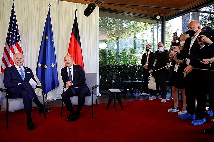 Thủ tướng Đức Olaf Scholz (phải) gặp gỡ song phương với Tổng thống Mỹ Joe Biden hôm 26-6, trước thềm thượng đỉnh G7 (Ảnh: REUTERS)