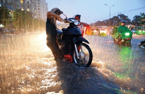Hướng dẫn chăm sóc xe máy mùa mưa, đường ngập nước sao cho bền đẹp