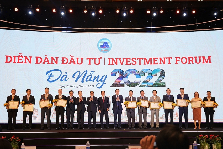 Trao giấy chứng nhận đầu tư cho các doanh nghiệp tại sự kiện Diễn đàn đầu tư Đà Nẵng 2022