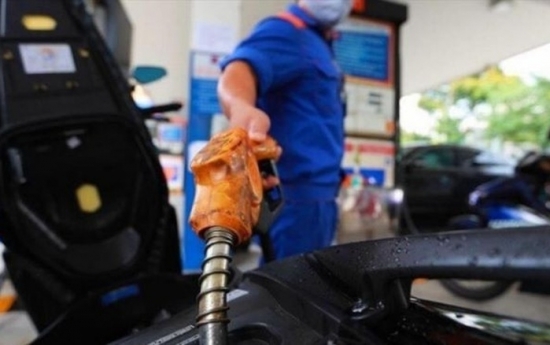 Đề xuất giảm một trong bốn loại thuế với xăng dầu