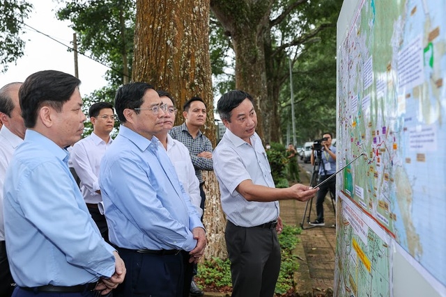 Thủ tướng Phạm Minh Chính khảo sát hướng tuyến dự án cao tốc Khánh Hòa – Buôn Ma Thuột - Ảnh: VGP/Nhật Bắc