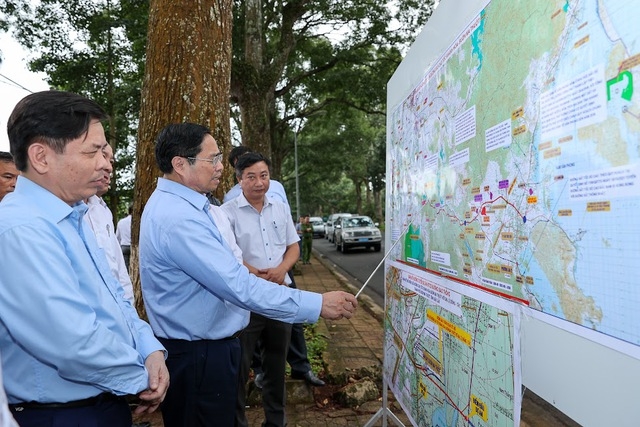 Thủ tướng yêu cầu, dự án cần đi theo hướng tuyến thẳng nhất, ngắn nhất có thể - Ảnh: VGP/Nhật Bắc