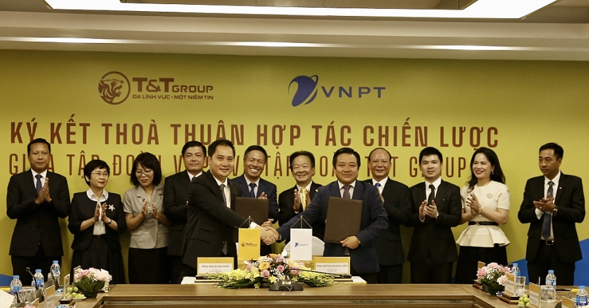 Ông Mai Xuân Sơn, Tổng Giám đốc Tập đoàn T&T Group (bên trái) và ông Huỳnh Quang Liêm, Tổng Giám đốc Tập đoàn VNPT (bên phải) trao Thỏa thuận hợp tác chiến lược tổng thể, toàn diện.