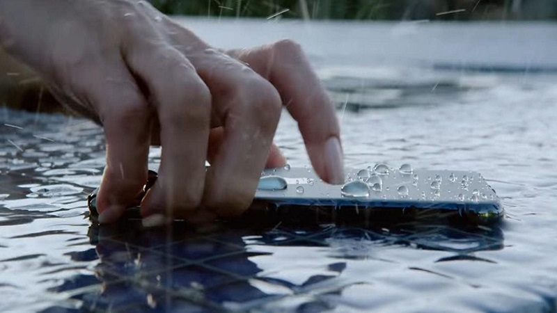 Cách xử lý khi điện thoại của bạn rơi xuống biển