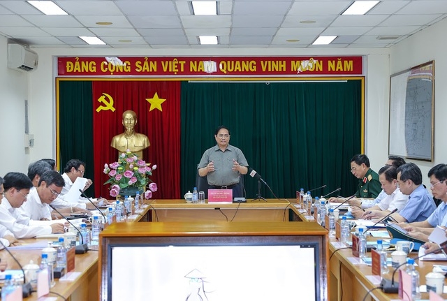 Thủ tướng Phạm Mính làm việc với các bộ ngành, địa phương nhằm quyết liệt thúc đẩy tiến độ các dự án nâng công suất sân bay Tân Sơn Nhất - Ảnh: VGP/Nhật Bắc