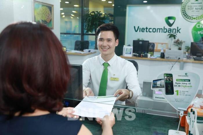 Khách hàng giao dịch tại Vietcombank. (Ảnh: BNEWS/TTXVN).
