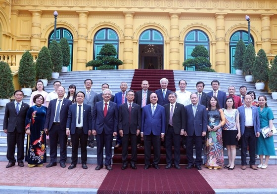 Chủ tịch nước Nguyễn Xuân Phúc chụp ảnh lưu niệm với các đại biểu (Ảnh TTXVN)