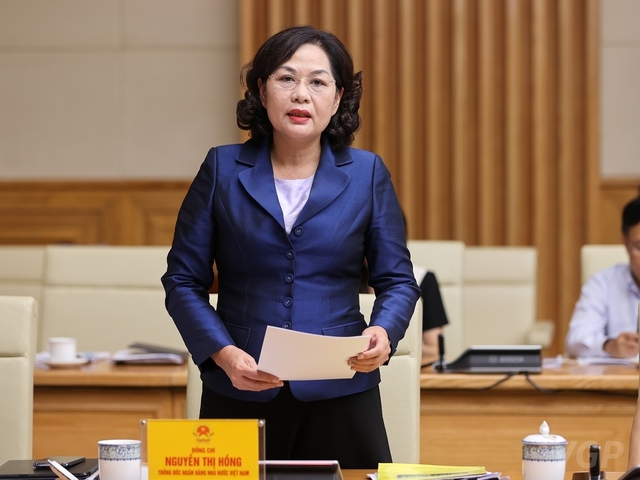Thống đốc Nguyễn Thị Hồng trình bày báo cáo. Ảnh VGP