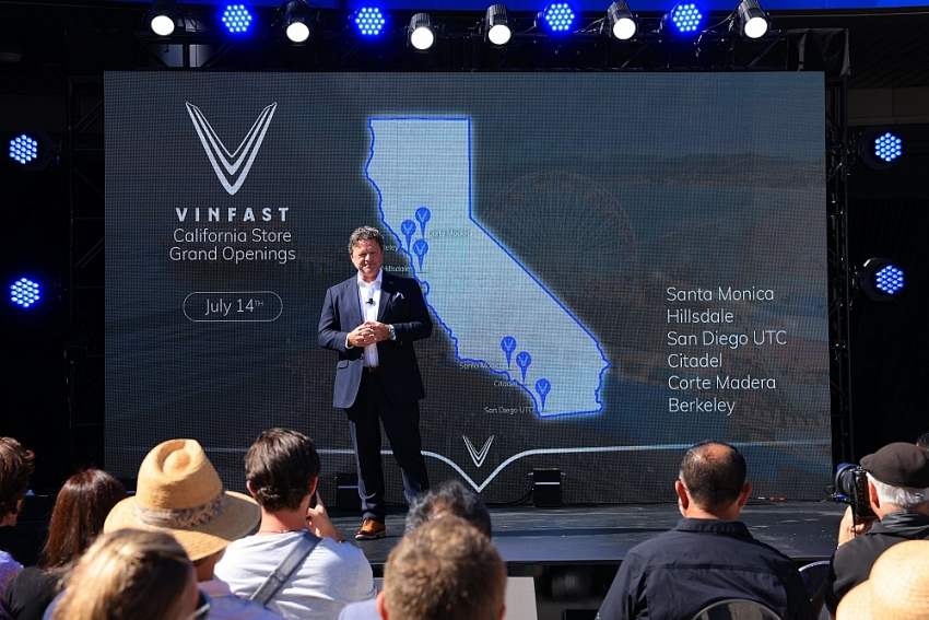 Ông Craig Westbrook - Giám đốc Dịch vụ VinFast Mỹ giới thiệu về 6 VinFast Store đồng loạt khai trương trong hôm nay tại California, Mỹ.