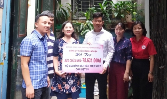 Đảng uỷ khối Doanh nghiệp quận Thanh Xuân trao tặng tiền hỗ trợ sửa nhà cho thân nhân liệt sỹ