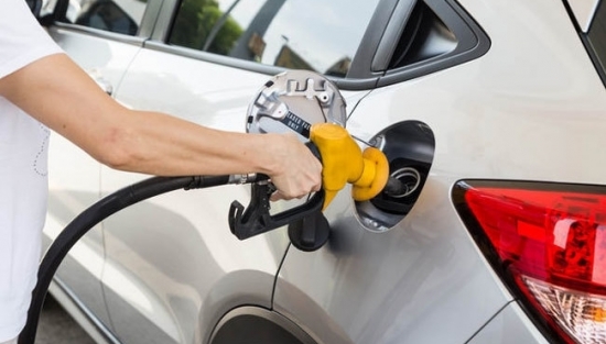 Nên chọn mua ô tô máy xăng hay máy dầu?