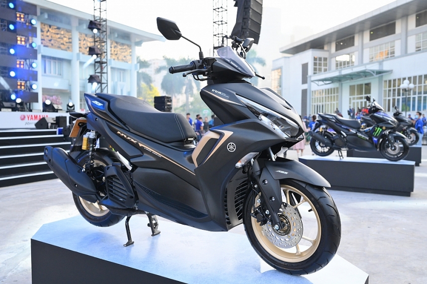 Cùng tầm giá 60 triệu, nên chọn xe máy Honda Air Blade 150 hay Yamaha NVX 155 ver2?