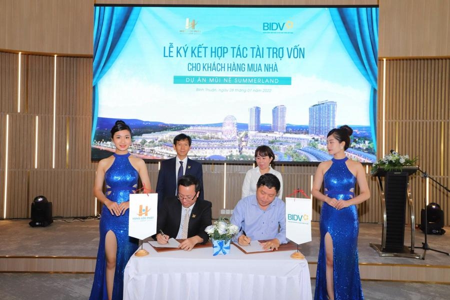 Đại diện Hưng Lộc Phát Group và Ngân hàng BIDV chi nhánh Bình Thuận ký kết văn bản thỏa thuận hợp tác tài trợ vốn cho dự án Mũi Né Summerland 