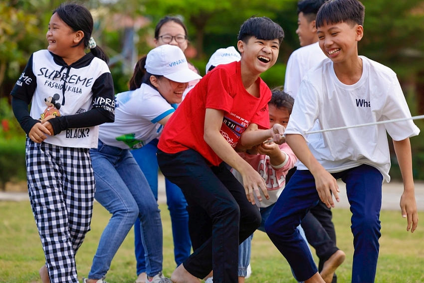 Quỹ sữa Vươn cao Việt Nam và Vinamilk dành nhiều món quà đặc biệt cho trẻ em nhân 15 năm thành lập