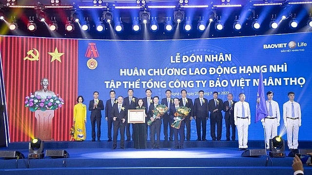 Bảo Việt Nhân thọ vinh dự đón nhận Huân chương Lao Động hạng Nhì.