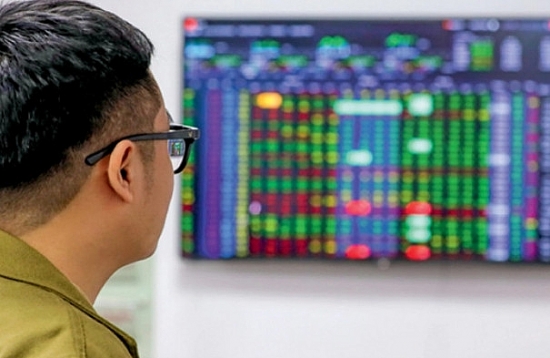 Nhà đầu tư cá nhân "nương tay" phiên cuối tháng 7 giúp VN-Index vượt mốc 1.200 điểm