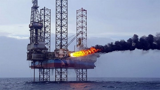 Doanh nghiệp dầu khí lãi đậm, cổ phiếu trên sàn tụt dốc