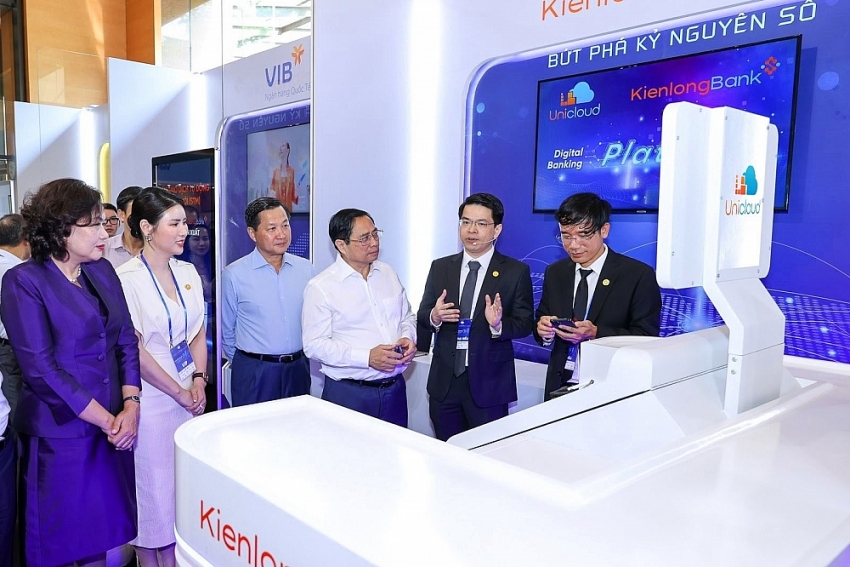 Thủ tướng Chính phủ Phạm Minh Chính dẫn đầu đoàn tham quan gian hàng của KienlongBank tại sự kiện “Ngày Chuyển đổi số” ngành Ngân hàng