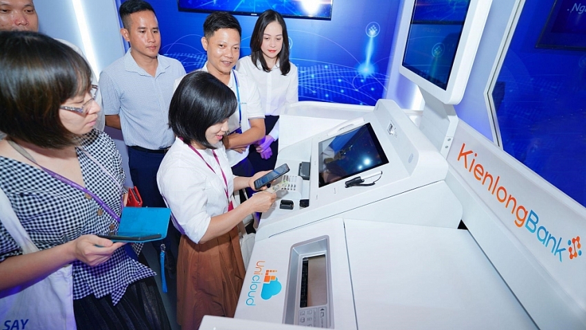 Khách tham quan trải nghiệm tính năng rút tiền liên ngân hàng thông qua ứng dụng Mobile Banking tại máy STM của KienlongBank