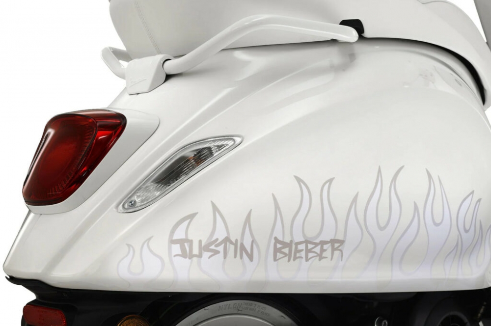 Xe máy Vespa Sprint Justin Bieber: Dân buôn gom hàng, đội giá trăm triệu vẫn 