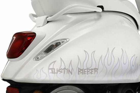 Xe máy Vespa Sprint Justin Bieber: Dân buôn gom hàng, đội giá trăm triệu vẫn "khó mua"
