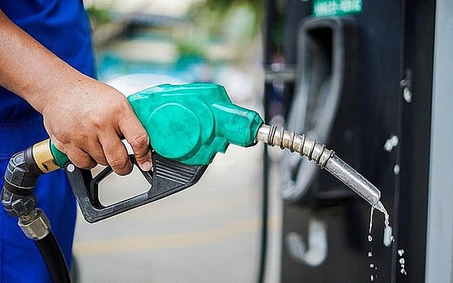 Dự báo giá xăng trong nước ngày mai (11/8) tiếp tục điều chỉnh giảm (Ảnh minh họa)