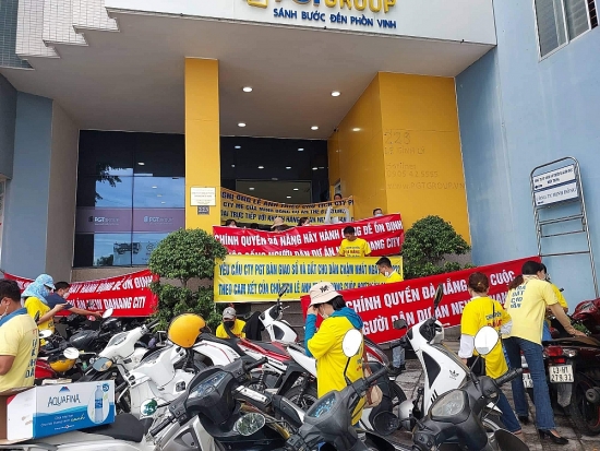 Khách hàng lại bủa vây trụ sở Phú Gia Thịnh đòi sổ đỏ dự án New Danang City