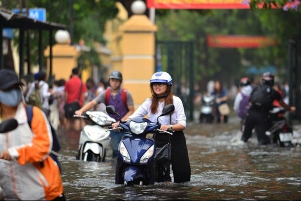 4 lưu ý giúp xe máy “sống sót” đi qua vùng nước ngập