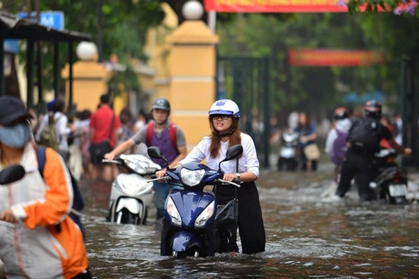 4 lưu ý giúp xe máy “sống sót” đi qua vùng nước ngập