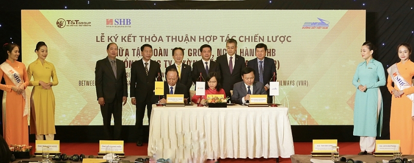 Đại diện lãnh đạo Tập đoàn T&T Group, Ngân hàng SHB và Tổng Công ty Đường sắt Việt Nam ký thỏa thuận hợp tác chiến lược.