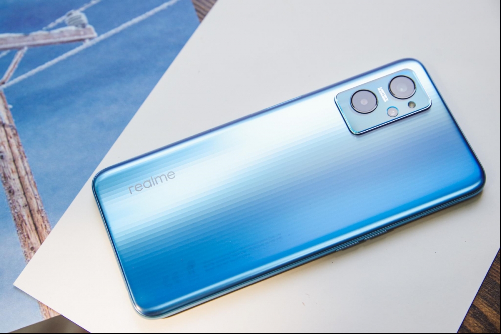 Rò rỉ hình ảnh mẫu điện thoại nhà Realme trước thềm ra mắt: Ấn tượng với cụm ba camera cao cấp