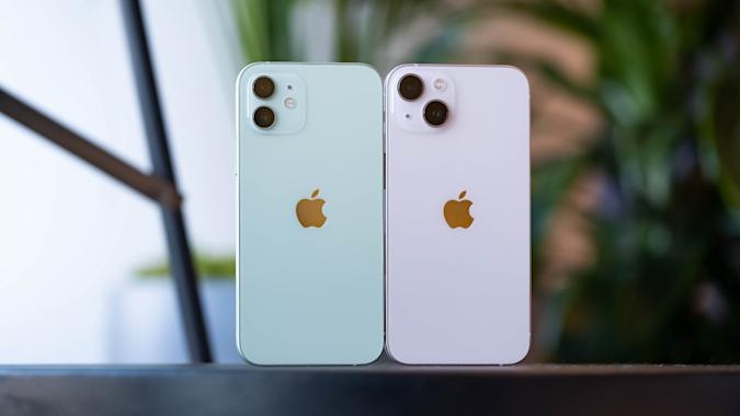 [Kèo căng] iPhone 12 và iPhone 13: Đâu là sự lựa chọn 