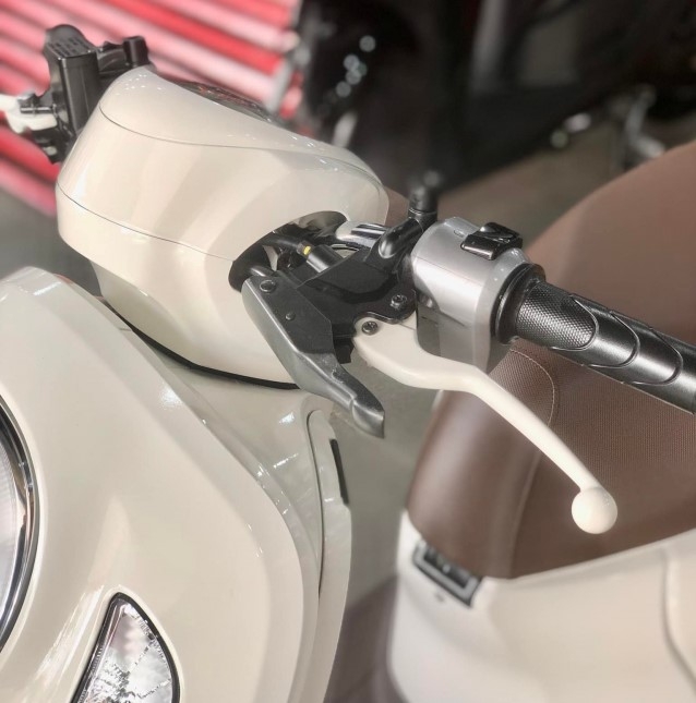 "Siêu phẩm" xe máy độ lại đẹp long lanh: Nhìn rất Vespa nhưng thực ra lại Honda Scoopy