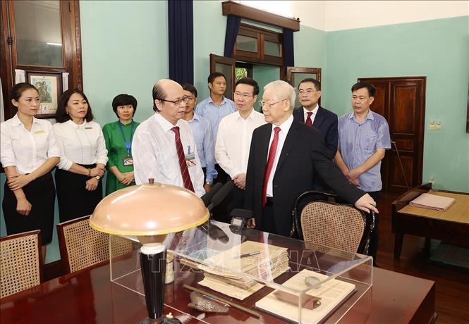 Tổng Bí thư Nguyễn Phú Trọng thăm nơi ở và làm việc của Chủ tịch Hồ Chí Minh - Ảnh: TTXVN