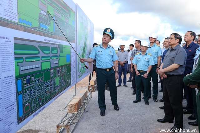 Thủ tướng kiểm tra, đôn đốc, tháo gỡ các khó khăn, vướng mắc ngay tại hiện trường dự án sân bay Phan Thiết, Bình Thuận - Ảnh: VGP/Nhật Bắc