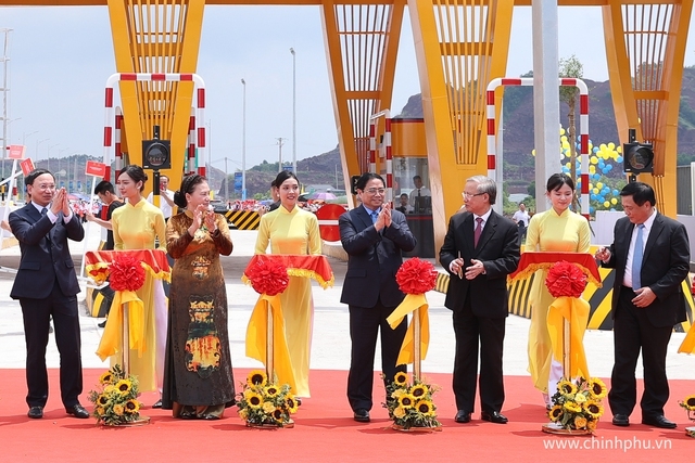 Thủ tướng Phạm Minh Chính cắt băng khánh thành tuyến cao tốc Vân Đồn – Móng Cái tại Quảng Ninh ngày 1/9 - Ảnh: VGP/Nhật Bắc