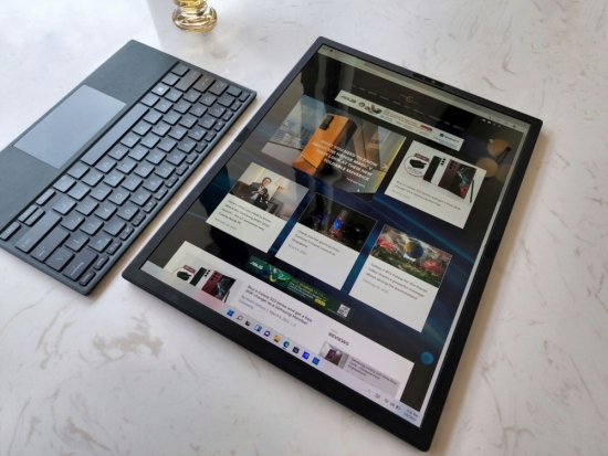 Laptop ASUS Zenbook 17 Fold OLED ra mắt với giá lên tới 82 triệu đồng