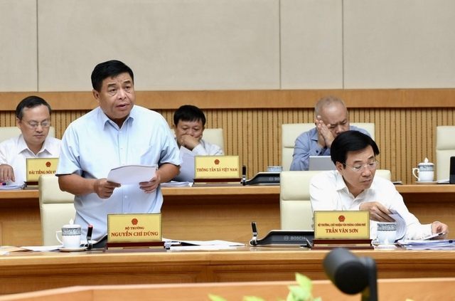 Bộ trưởng Bộ Kế hoạch và Đầu tư Nguyễn Chí Dũng báo cáo về tình hình kinh tế-xã hội tháng 8 và 8 tháng năm 2022 (Ảnh: VGP)