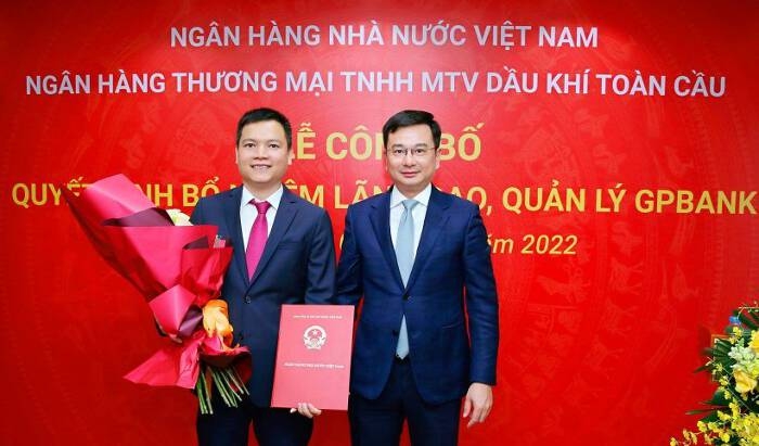 Phó Thống đốc NHNN Phạm Thanh Hà (bên phải) trao hoa và quyết định bổ nhiệm cho ông Phạm Huy Thông - Chủ tịch HĐTV GPBank ngày 9/9/2022. (Ảnh: GPBank).